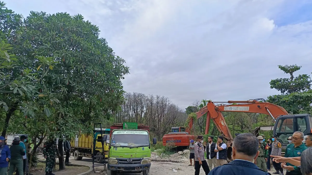 CEK TPA: Tim Badan Pengendalian Lingkungan Hidup mendatangi TPA Suwung, mengecek perkembangan aktivitas pembuangan sampah di TPA. (Ni Kadek Novi Febriani/Radar Bali)