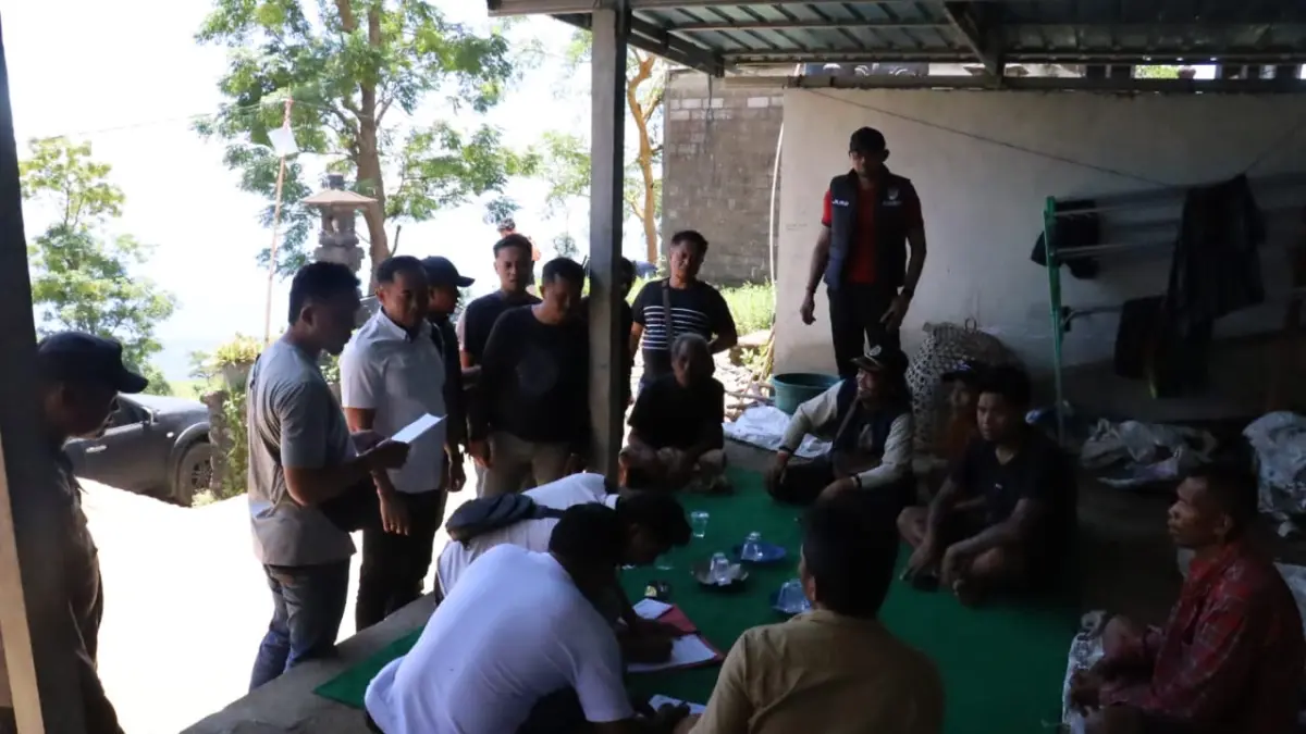 GALI INFORMASI: Aparat kepolisian mendatangi rumah di Desa Songan, Kecamatan Kintamani, terkait dua pria yang tewas usai mengonsumsi minuman beralkohol. (Polres Bangli)
