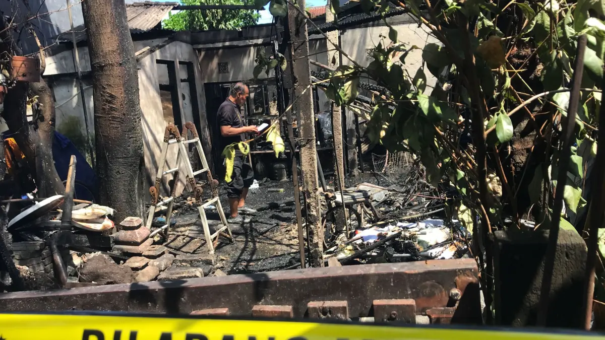 TELAN KORBAN: TKP kebakaran rumah di Jalan Kerta Dalem, Kelurahan Sidakarya, Denpasar, Bali. Seorang lansia tewas dalam peristiwa tersebut. (Miftahuddin M. Halim/Radar Bali)