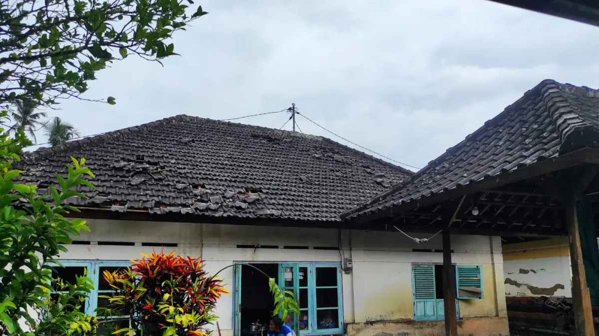 TERDAMPAK PUTING BELIUNG: Salah satu rumah warga di Desa Sesandan, Kecamatan Tabanan, rusak karena terdampak angin puting beliung. (BPBD Tabanan)