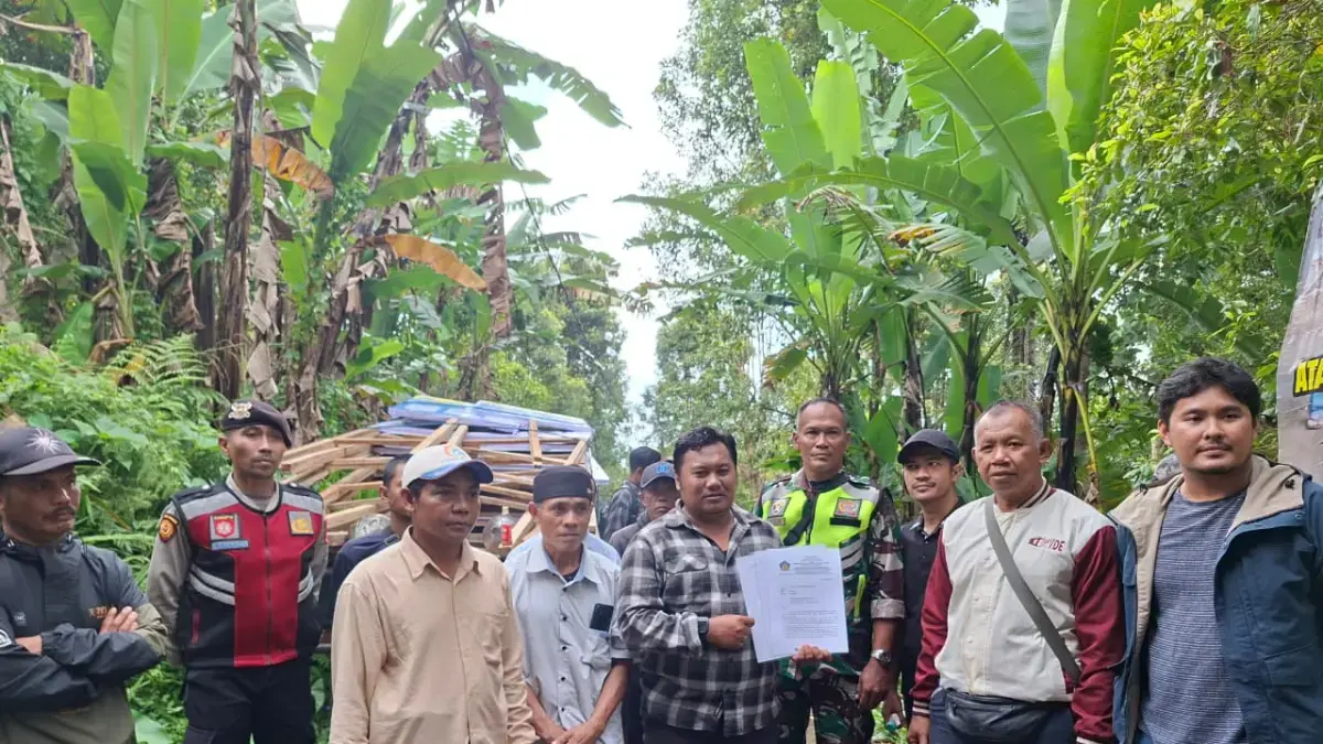 TOLAK: Warga menolak proses pemasangan papan proyek shortcut. Penyebabnya, proses ganti rugi lahan dinilai belum tuntas. (Radar Bali)