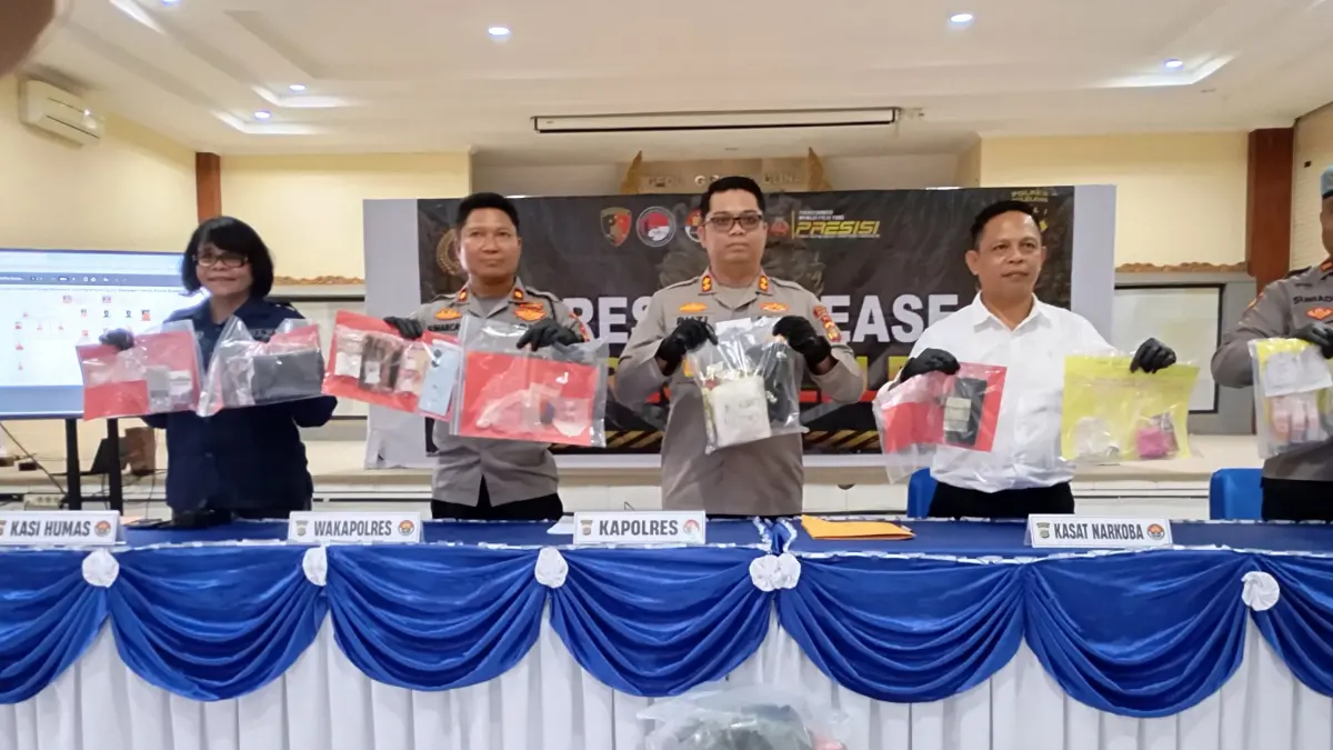 UNGKAP JARINGAN: Kapolres Buleleng, AKBP Ruzi Gusman (dua dari kanan) mengungkap jaringan bandar narkoba Buleleng yang terhubung dengan Sumatera Selatan. (Francelino Junior/Radar Buleleng)