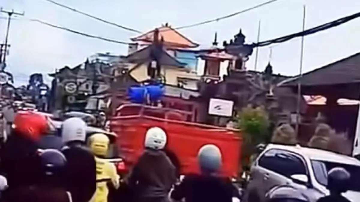 BIKIN RICUH: Truk yang dikemudikan secara ugal-ugalan di Sidakarya, Denpasar. (istimewa)