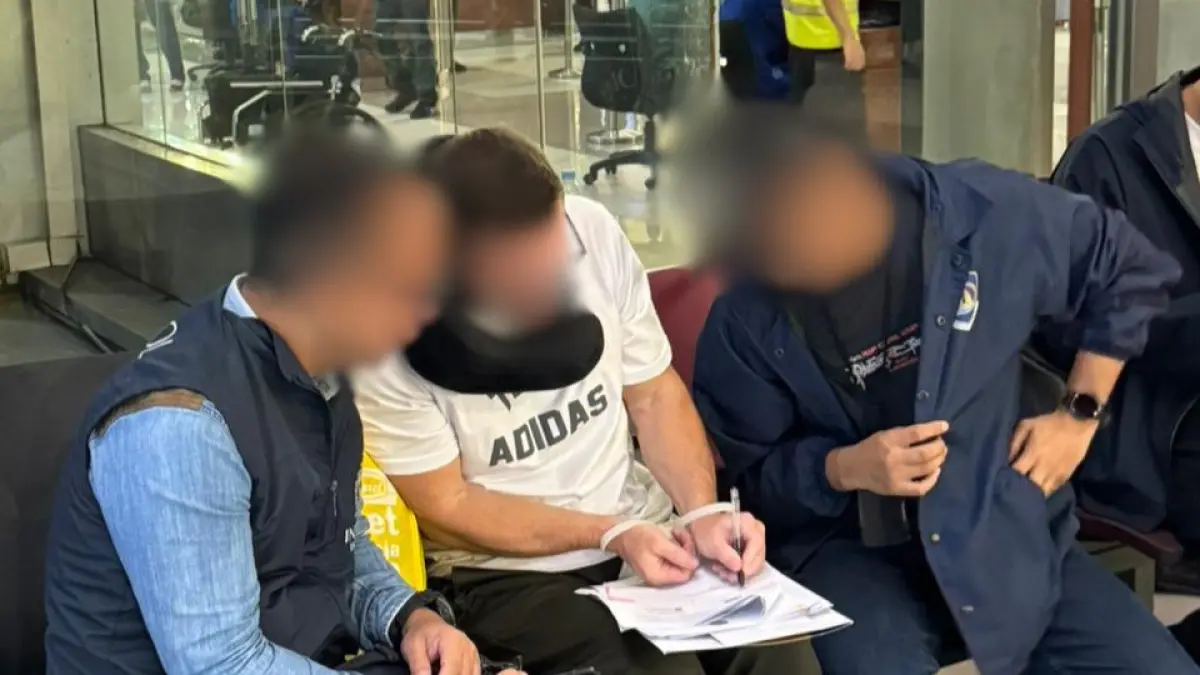 DEPORTASI: Imigrasi Ngurah Rai melakukan deportasi terhadap WNA Inggris berinisial SL (tengah) yang menjadi buronan interpol. (Imigrasi Ngurah Rai)