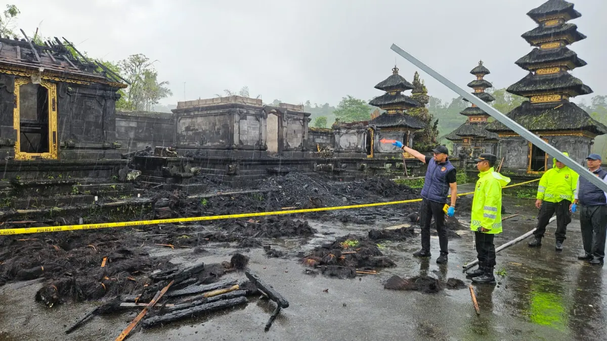 HANGUS: Pura Bale Agung Desa Abang Songan, di Kintamani, Bali, terbakar gara-gara tersambar petir. (Polres Bangli)