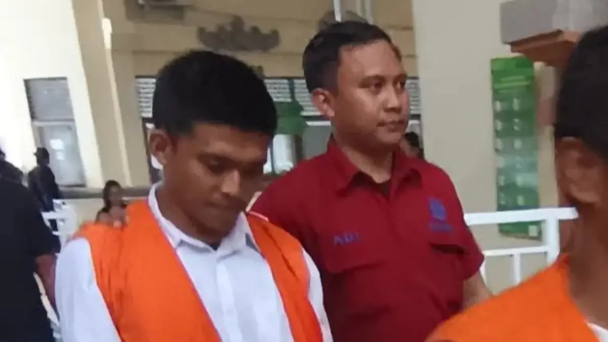 KECANDUAN JUDOL: Terdakwa Ivan Adi Fermansah terancam hukuman 2 tahun penjara karena mencuri uang puluhan juta demi hasrat bermain judol. (Maulana Sandijaya/Radar Bali)