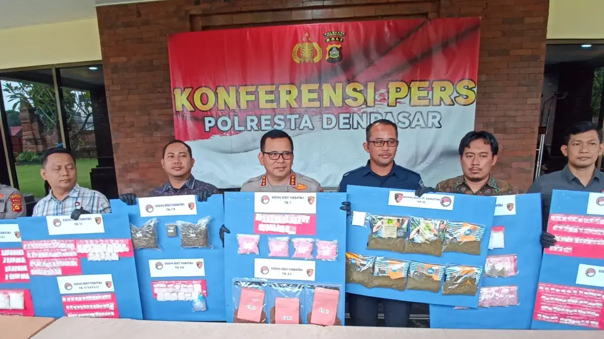 UNGKAP KASUS: Kapolresta Denpasar, Kombes Leonardo D. Simatupang (tengah) menunjukkan barang bukti kasus narkoba. (Adrian Suwanto/Radar Bali)