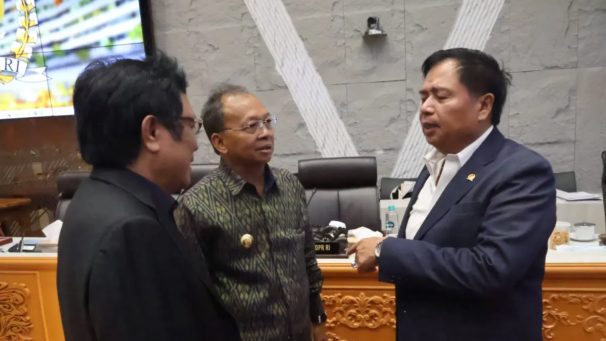 BICARA PARIWISATA: Gubernur Bali, Wayan Koster (tengah) bersama Ketua Komisi V DPR RI, Lasarus (kanan) membahas masalah infrastruktur dan pariwisata di Bali. (Pemprov Bali)