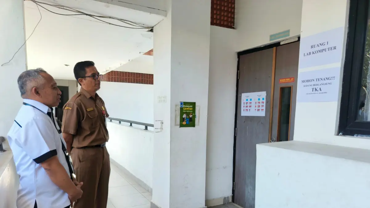 CEK TKA: Kepala Disdikpora Buleleng, Ida Bagus Gde Surya Bharata (dua dari kiri) melihat pelaksanaan Tes Kemampuan Akademik (TKA) siswa di SMP Lab Undiksha. (Disdikpora Buleleng)