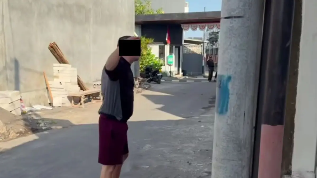 DIPOLISIKAN: Seorang WNA asal Italia yang diduga menganiaya warga di Denpasar, Bali. Peristiwa itu viral di media sosial. (Radar Bali)