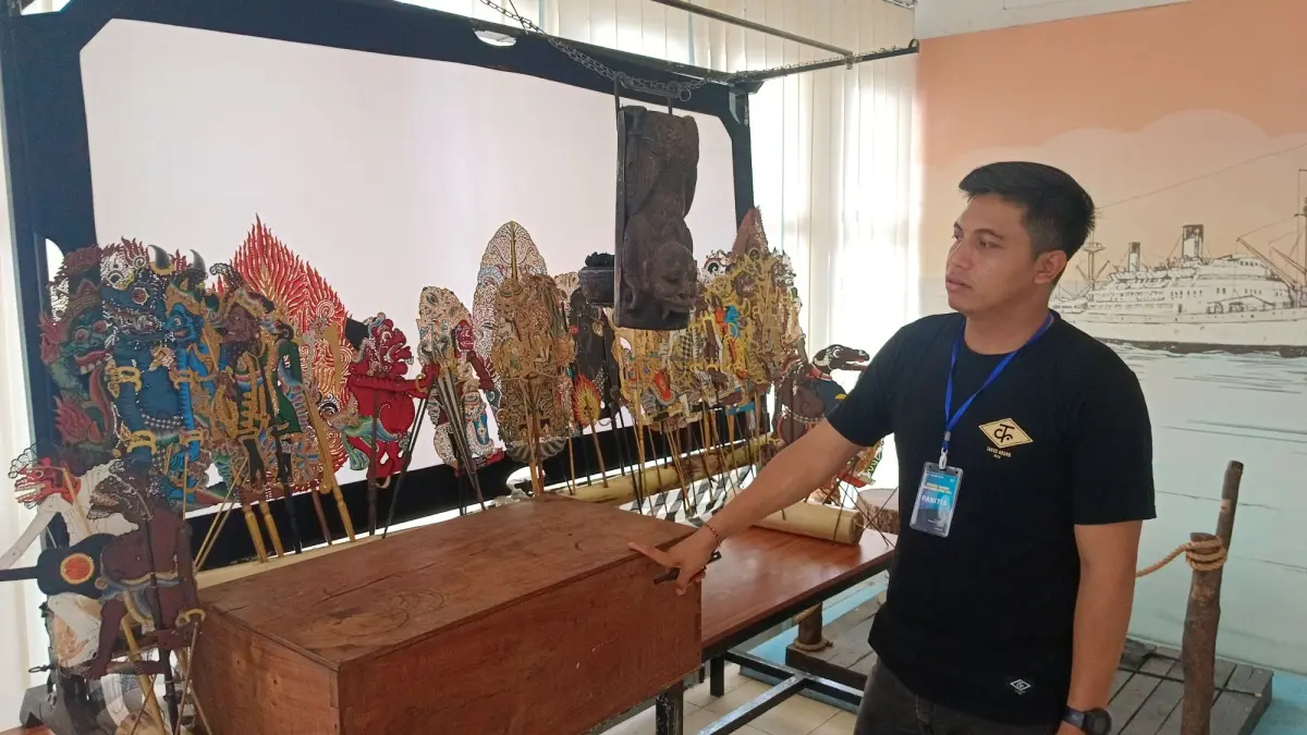 FESTIVAL WAYANG: Founder Festival Wayang Bali Utara, I Putu Ardiyasa, menunjukkan sejumlah koleksi wayang kulit yang dipamerkan di Museum Sunda Kecil, Buleleng. Festival tersebut berlangsung pada 9-11 April 2026. (Eka Prasetya/Radar Buleleng)