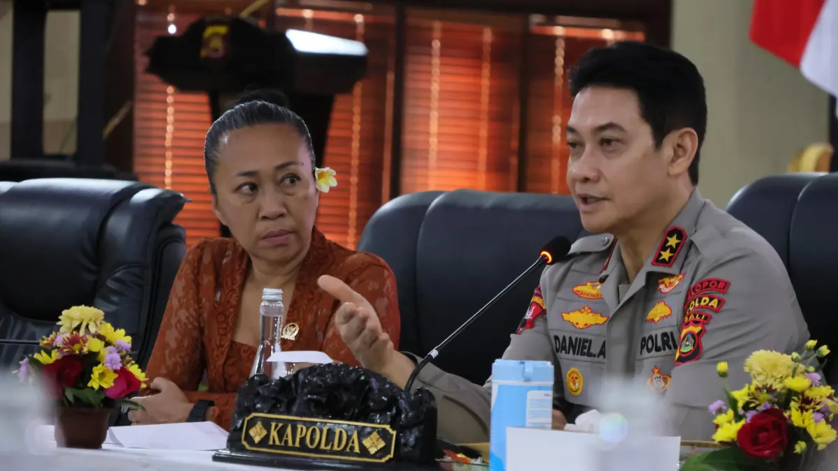 JELASKAN KASUS: Kapolda Bali, Irjen Daniel Adityajaya (kanan) bersama Anggota DPD RI, Ni Luh Djelantik. (Polda Bali)