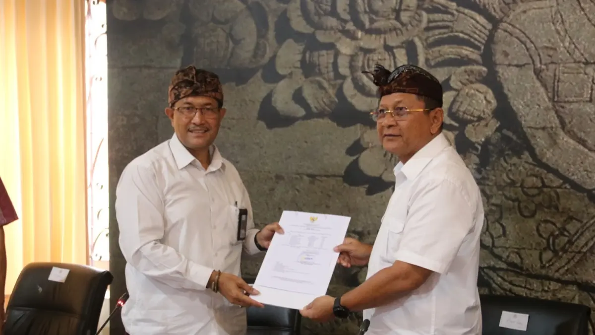 TERIMA AUDITOR: Bupati Buleleng, I Nyoman Sutjidra, menerima BPK RI Perwakilan Bali yang akan melakukan audit kinerja di Pemkab Buleleng. (Pemkab Buleleng)