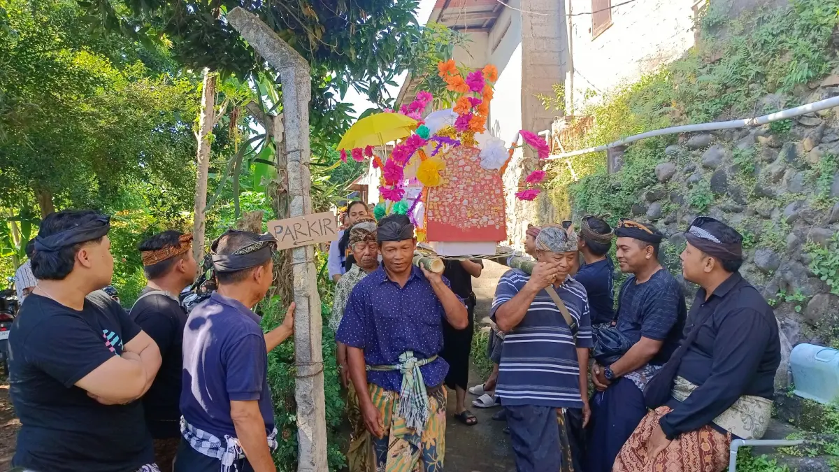 AKIBAT DEMAM BERDARAH: Jenazah Kadek Giara Dwitya Pradyanti, balita asal Kelurahan Banyuning, dibawa ke Setra Banyuning Timur. Balita itu diduga meninggal akibat demam berdarah. (Eka Prasetya/Radar Buleleng)