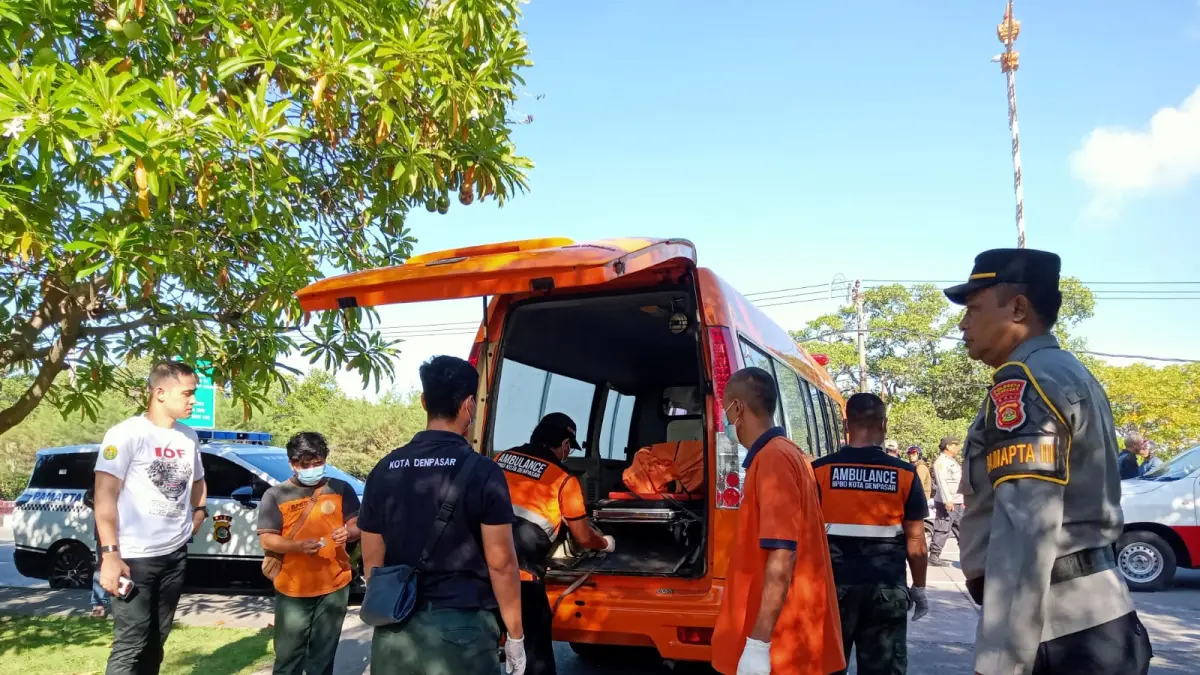 EVAKUASI: Aparat kepolisian dan BPBD Denpasar mengevakuasi dua jenazah pria di Jalan Raya Pelabuhan Benoa, yang diduga menjadi korban kekerasan geng motor. (Polresta Denpasar)
