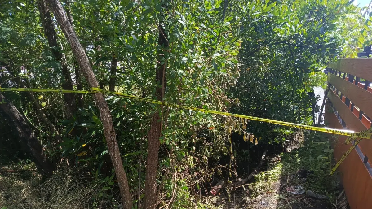 GARIS POLISI: TKP penemuan dua jenazah pria yang diduga menjadi korban penganiayaan di kawasan Jalan Raya Pelabuhan Benoa. (I Wayan Widyantara/Radar Bali)