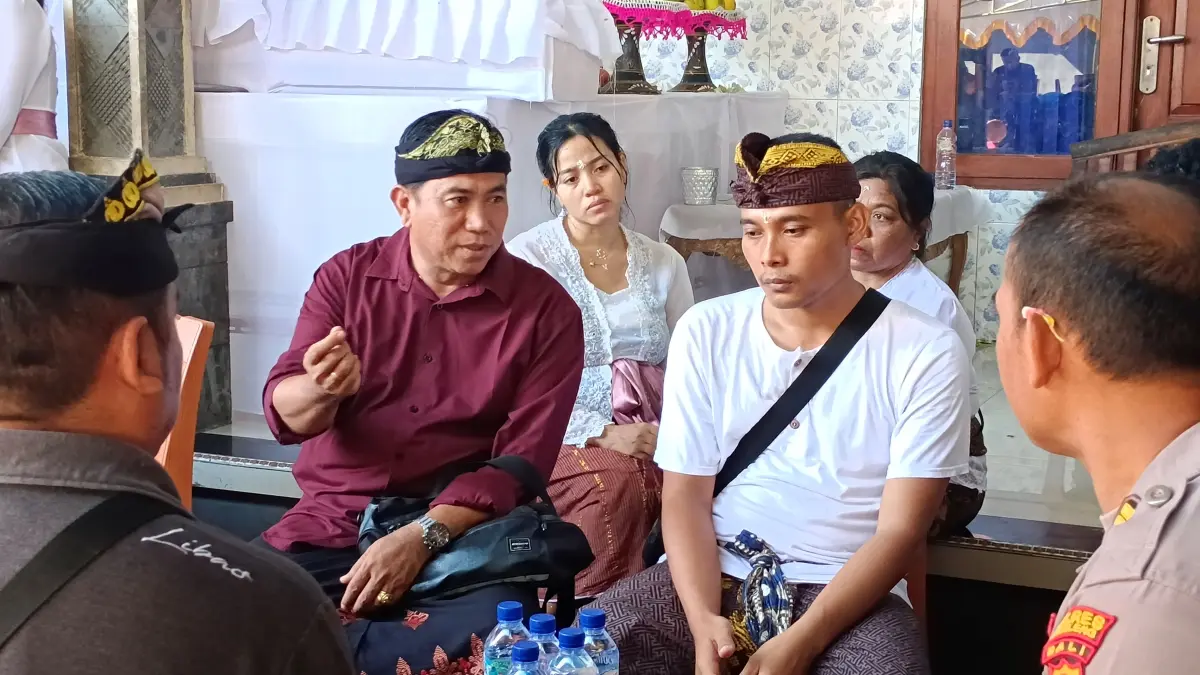 DORONG PENANGANAN: Anggota Komisi IV DPRD Buleleng, Nyoman Dhukajaya (baju merah) saat berkunjung ke rumah duka balita yang meninggal akibat DBD. Ia mendesak Dinas Kesehatan Buleleng dan puskesmas bergerak melakukan langkah pencegahan demam berdarah. (Eka Prasetya/Radar Buleleng)