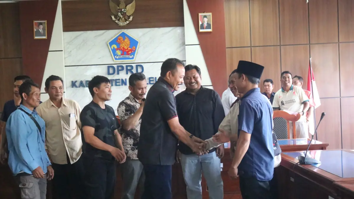 SAMPAIKAN ASPIRASI: Warga Desa Pegayaman menyampaikan aspirasi terkait proses ganti rugi lahan proyek shortcut titik 9-10 yang dinilai tidak adil. (DPRD Buleleng)