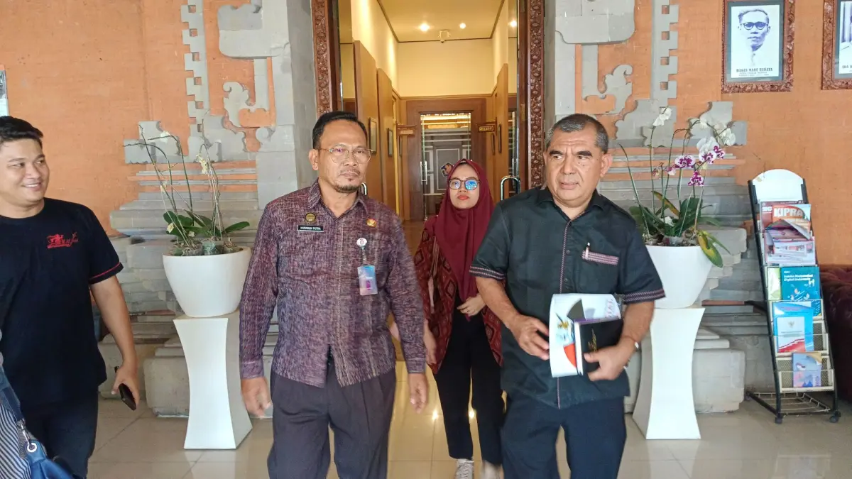 PASTIKAN HAK KORBAN: Tenaga Ahli Kementerian HAM RI Bidang Human Trafficking dan HAM Berat, Martinus Gabriel Goa (kanan) saat mendatangi Kantor Bupati Buleleng. Kementerian HAM meminta penjelasan pemerintah terkait kasus kekerasan di Panti Asuhan Ganesha Sevanam. (Eka Prasetya/Radar Buleleng)