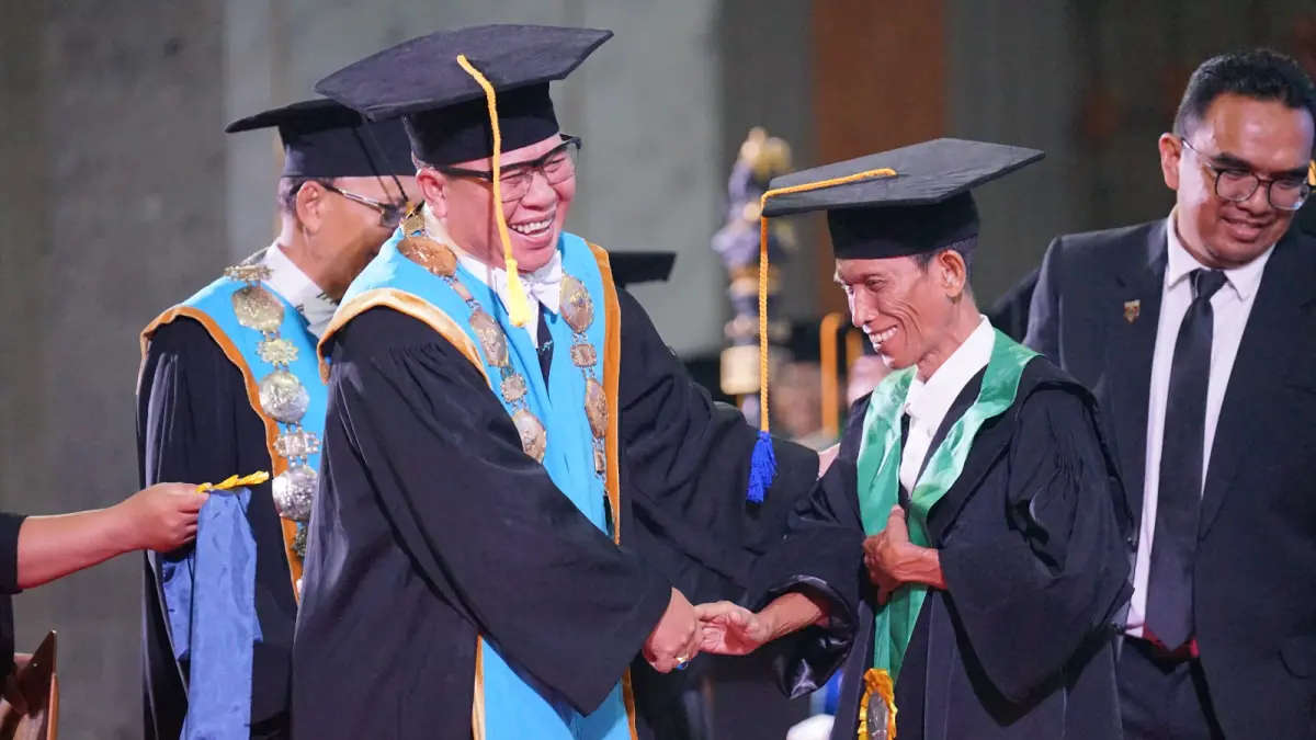 BERI SELAMAT: Rektor Undiksha, Prof. I Wayan Lasmawan (kiri) memberi selamat kepada Prof. Gede Suweken (kanan) dalam acara pengukuhan guru besar pada Jumat (10/4/2026). (Undiksha)