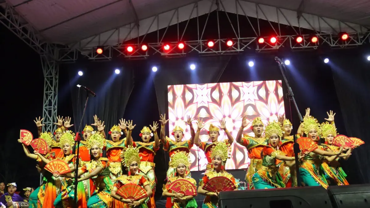 KEMBALI SETELAH VAKUM: Penampilan janger siswa SMKN 1 Gerokgak, pada ajang Festival Gerokgak 2026. Festival tersebut kembali digelar setelah 7 tahun vakum. (Kecamatan Gerokgak)