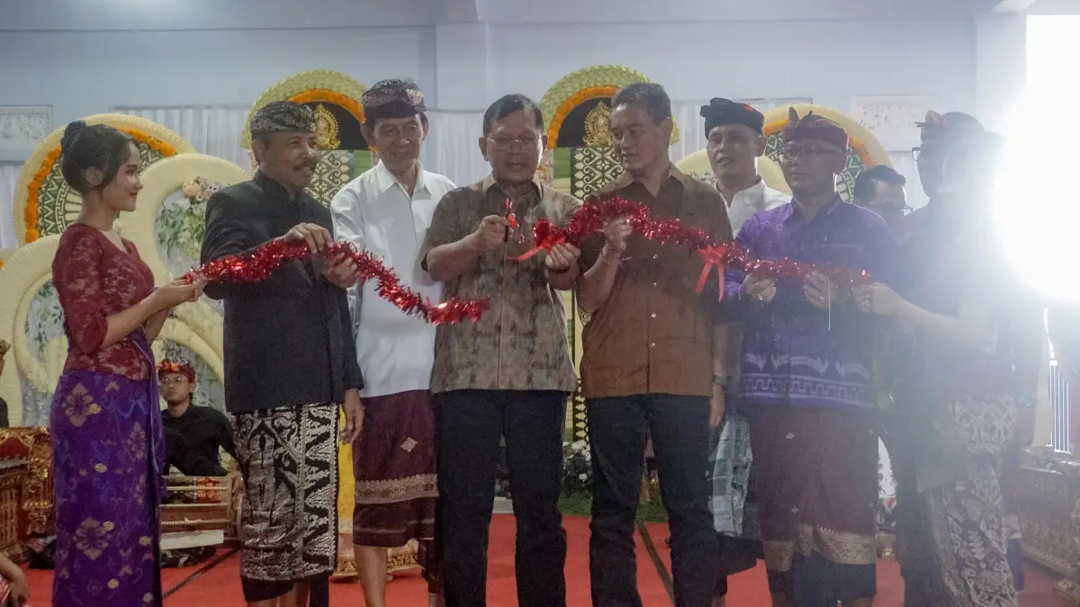 RESMIKAN FASILITAS: Bupati Buleleng, I Nyoman Sutjidra meresmikan fasilitas publik di Desa Rangdu, Kecamatan Seririt. Dengan fasilitas baru, kualitas pelayanan publik di desa diharapkan ikut meningkat. (Pemkab Buleleng)