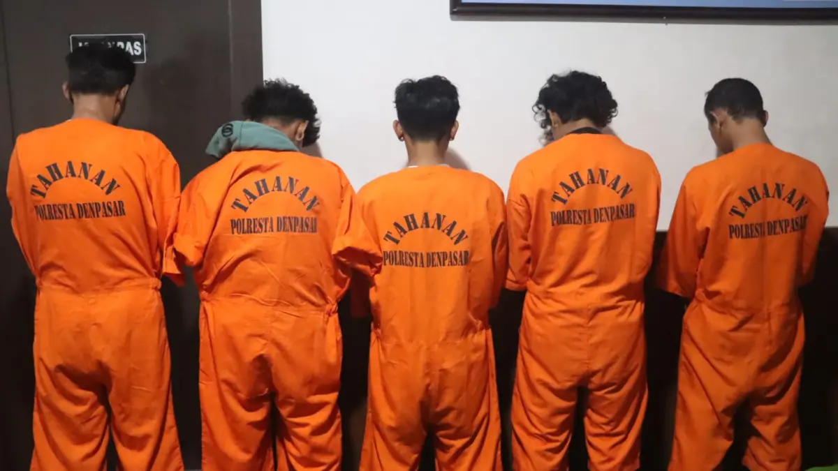 TERCIDUK POLISI: Para tersangka pembunuhan terhadap dua buruh di Jalan Raya Pelabuhan Benoa. Kasus itu dipicu pesta miras. (Polresta Denpasar)