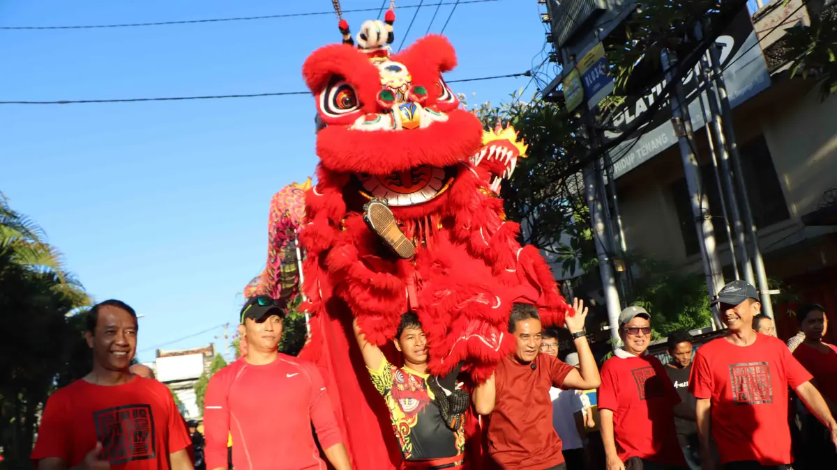 BARONGSAI: Atraksi barongsai ikut memeriahkan kegiatan jalan santai serangkaian Hari Bertahtanya Yang Mulia Kongco Seng Hong Ya ke-117 di Tempat Ibadah Tri Dharma (TITD) Seng Hong Bio, Singaraja. (Pemkab Buleleng)
