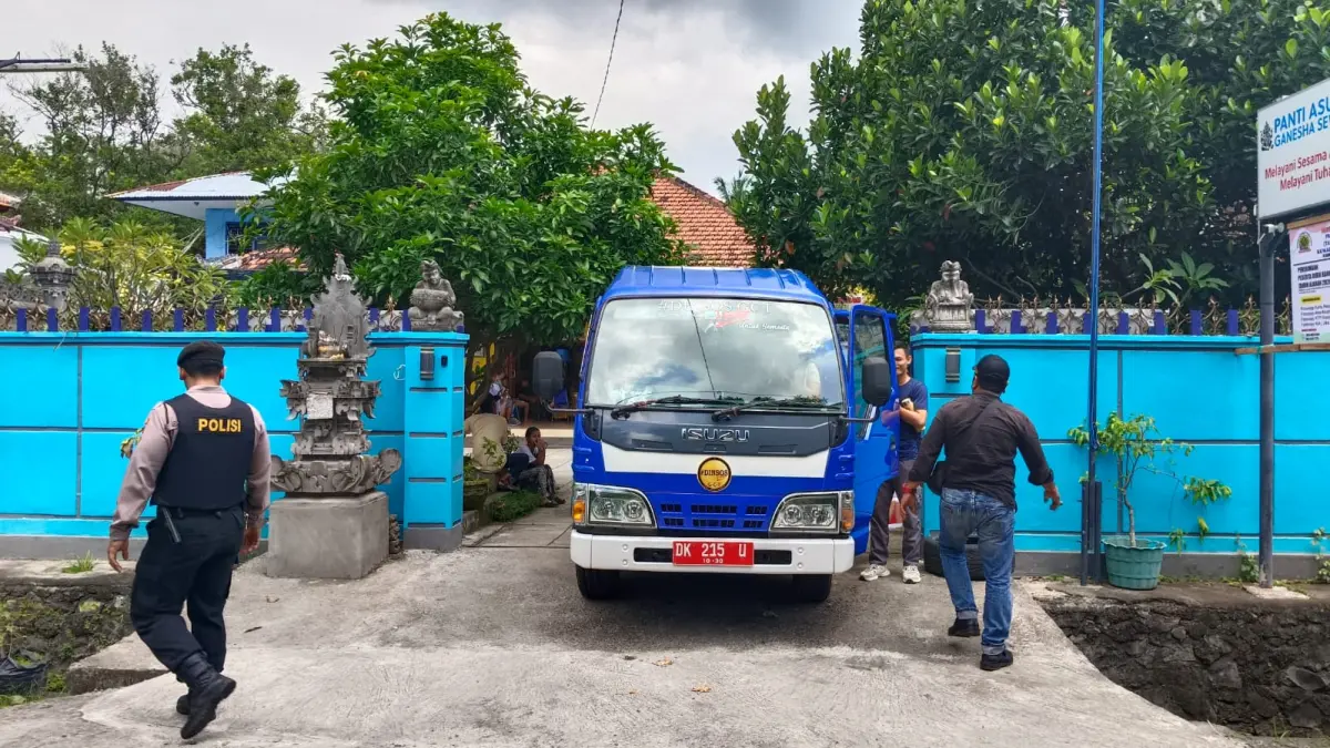 RELOKASI: Proses relokasi anak asuh Panti Asuhan Ganesha Sevanam, pada Minggu (5/4/2026) lalu. (Eka Prasetya/Radar Buleleng)