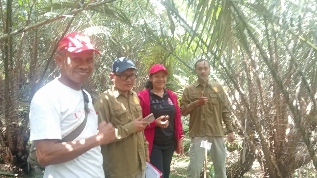 SALAK MERAH: Ketut Suardika (paling kiri) petani salak asal Munduk Temu, Tabanan, berfoto bersama tim peneliti BRIN di kebun salak dengan varietas salak merah. (istimewa)