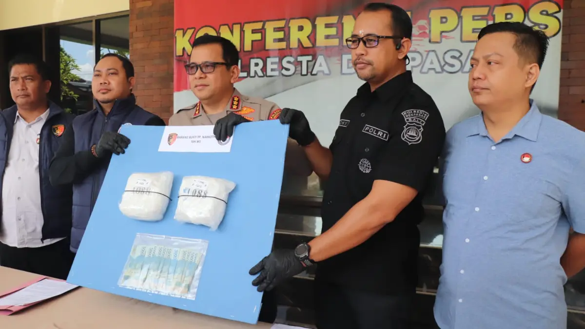 TUNJUKKAN BARANG BUKTI: Kapolresta Denpasar, Kombes Leonardo D. Simatupang (tengah) menunjukkan barang bukti narkoba dengan berat 2 kilogram. (I Wayan Widyantara/Radar Bali)