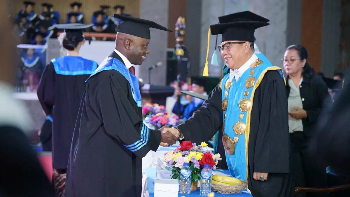 WISUDA: Salah seorang mahasiswa asing di Undiksha menjalani prosesi wisuda setelah menuntaskan perkuliahan pada jenjang doktor. (Humas Undiksha)