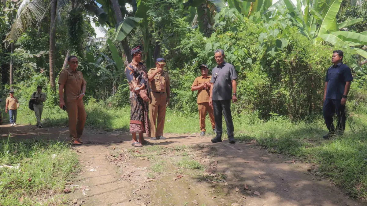 BELUM LAYAK: Kondisi akses jalan di Dusun Perigi, Desa Bila, Kecamatan Kubutambahan. Jalan sepanjang 3 kilometer ini kurang layak dilalui kendaraan bermotor. (Pemkab Buleleng)