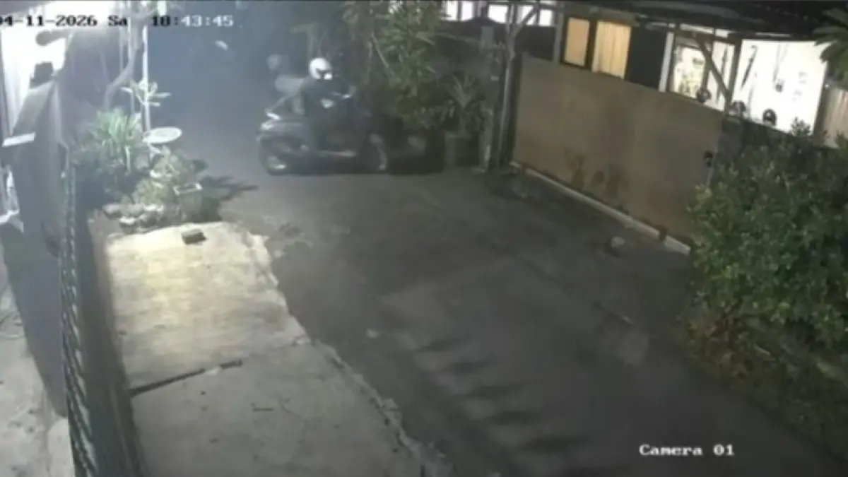TEREKAM CCTV: Aksi pencurian sepeda motor di Jalan Gurita, Kelurahan Sesetan, yang terekam CCTV. (istimewa)