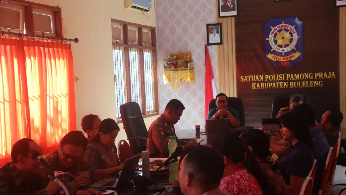BAHAS ATURAN: Suasana rapat pembahasan Rancangan Peraturan Bupati yang mengatur Ketertiban Umum, Ketentraman, dan Perlindungan Masyarakat. (Pemkab Buleleng)
