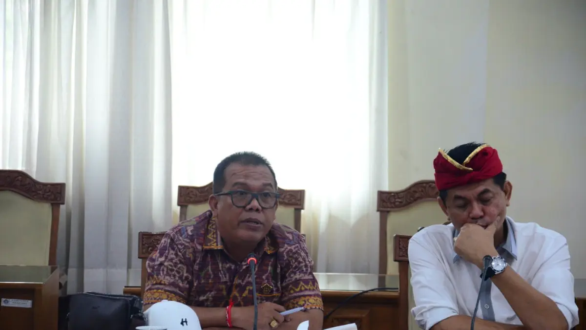 BERI SOROTAN: Ketua Fraksi Gerindra-PSI DPRD Bali, Gede Harja Astawa (kiri) dalam sebuah acara bersama Ketua DPRD Bali, Dewa Made Mahayadnya (kanan). (DPRD Bali)