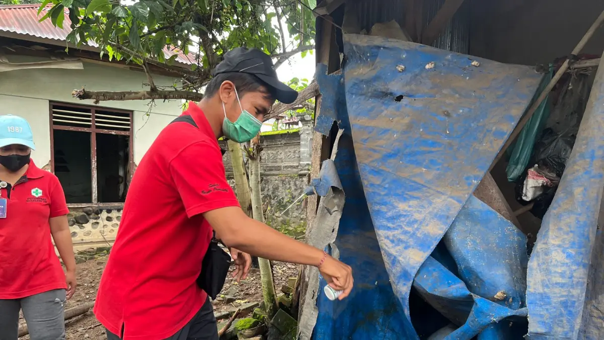 CEK JENTIK: Petugas surveilans memantau jentik nyamuk di pemukiman warga. Keberadaan jentik nyamuk rentan memicu kasus demam berdarah. (Pemkab Buleleng)