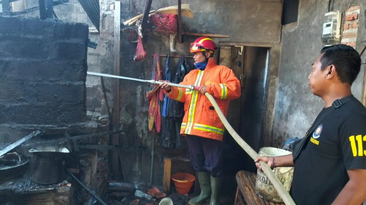 PADAMKAN API: Petugas Dinas Pemadam Kebakaran Buleleng memadamkan api yang membakar dapur milik warga Desa Rangdu, Seririt. (Dinas Pemadam Kebakaran Buleleng)