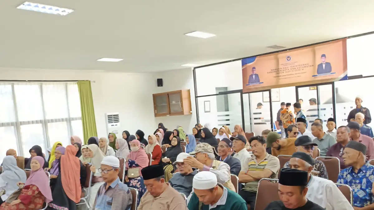 SIAP NAIK HAJI: Calon jamaah haji asal Buleleng. Mereka siap diberangkatkan ke tanah suci untuk naik haji. (Francelino Junior/Radar Buleleng)