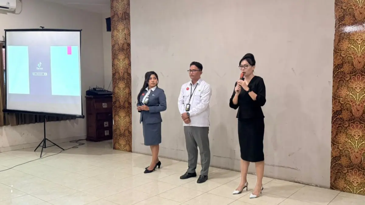 TINGKATKAN KEPRIBADIAN: Instruktur Pengembangan Kepribadian, Putu Ayu Kinanti Praditha (paling kanan) dalam Seminar Grooming dan Service Excellence, belum lama ini. (istimewa)