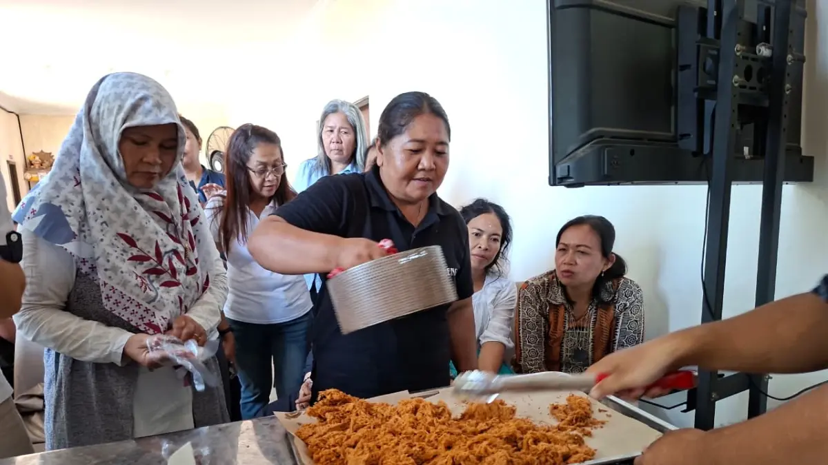BUAT ABON: Pelatihan pembuatan abon yang melibatkan UMKM di Buleleng. Setelah pelatihan tersebut, mereka diharapkan dapat terlibat dalam program MBG di Bali Utara. (PLUT UMKM Buleleng)