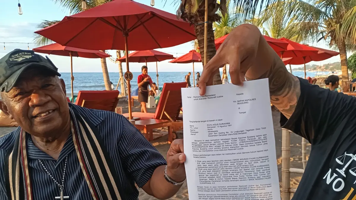 CABUT PERDAMAIAN: Ketua Badan Eksekutif LSM Gema Nusantara, Antonius Sanjaya Kiabeni (kiri) menunjukkan surat pencabutan perdamaian terhadap kasus penipuan yang membelit Perbekel Sudaji, I Made Ngurah Fajar Kurniawan. (Francelino Junior/Radar Buleleng)