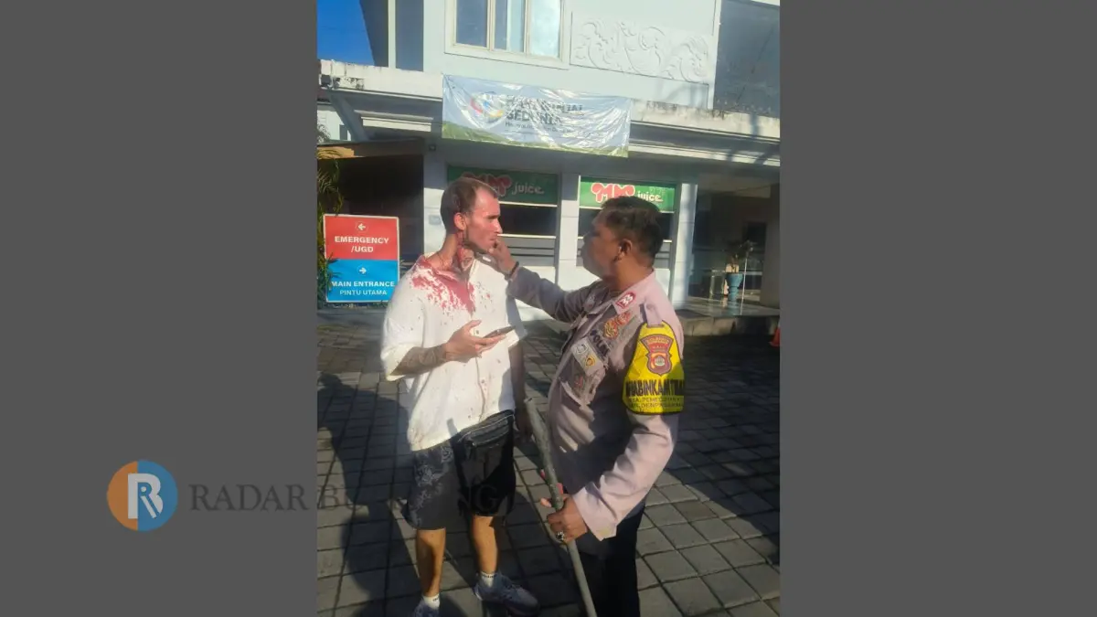 DIAMANKAN: Polisi mengamankan seorang WNA Prancis yang mengamuk tanpa sebab di Iowa Gym, Denpasar, Bali. (Polresta Denpasar)