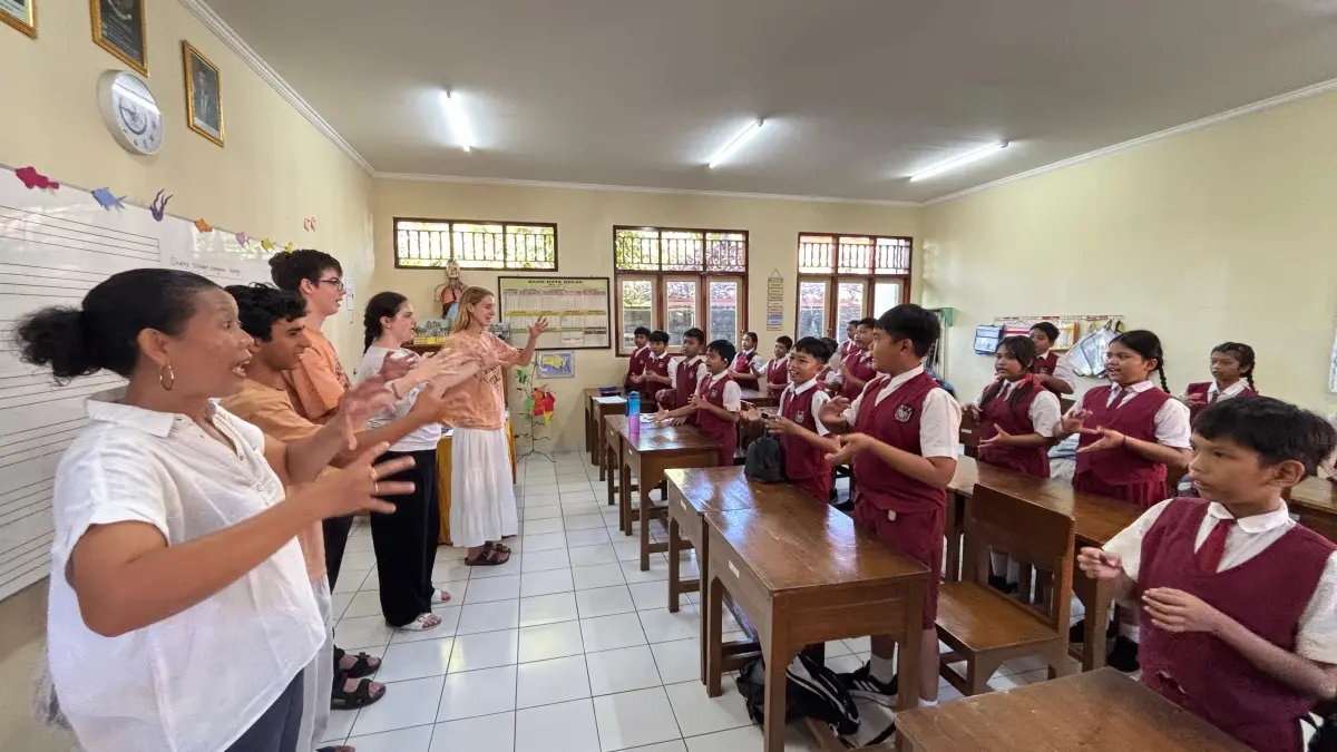 KOLABORASI: Rombongan paduan suara dari Mountain View High School mengajak siswa SDN 1 Kesiman berkolaborasi dalam hal musik dan budaya. (Ni Kadek Novi Febriani/Radar Bali)