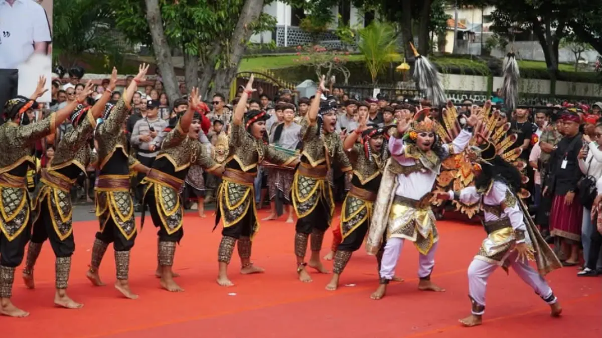 MEGOAK-GOAKAN: Penampilan megoak-goakan dari Desa Panji saat parade HUT Kota Singaraja. Kesenian tersebut akan kembali dipentaskan pada Festival Seni Adat dan Budaya Kecamatan Sukasada (Festasada) 2026. (Pemkab Buleleng)