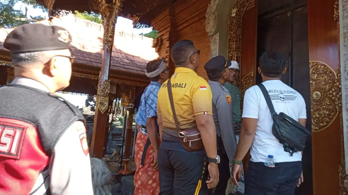OLAH TKP: Polisi melakukan olah TKP di Pura Dalem Desa Buahan, Kabupaten Tabanan, Bali. (Polres Tabanan)