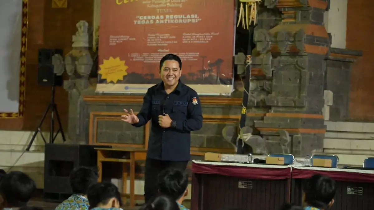 PENDIDIKAN POLITIK: Komisioner KPU Buleleng, Putu Arya Suarnata saat memberikan edukasi demokrasi kepada siswa di SMKN 3 Singaraja. (KPU Buleleng)