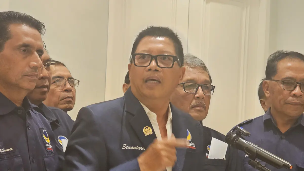 TETAP SOLID: Ketua DPW Partai Nasdem Bali, Nengah Senantara. Pria asal Desa Tembok, Buleleng, menegaskan Partai Nasdem tetap solid. (Ni Kadek Novi Febriani/Radar Bali)