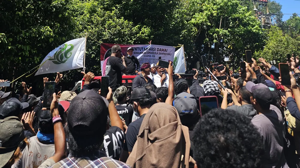 AKSI DAMAI: Aksi damai Forum Swakelola Sampah Bali di Kantor Gubernur Bali. Mereka menuntut kejelasan sistem pengelolaan sampah. (Ni Kadek Novi Febriani/Radar Bali)
