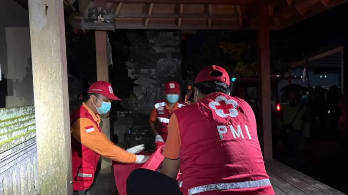EVAKUASI: Petugas PMI Denpasar melakukan evakuasi terhadap jenazah pemulung yang ditemukan tewas di bale bengong setra. (Polresta Denpasar)